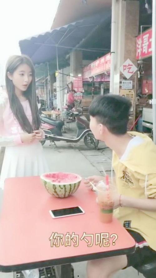 街头吃瓜美女,揭秘都市女性的闲适生活