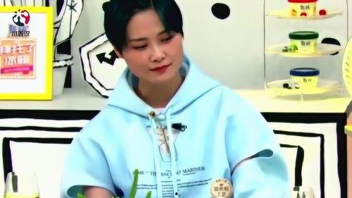 刘雅瑟机场吃瓜,明星日常也接地气