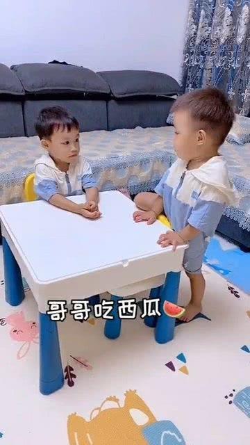 吃瓜哥哥带弟弟吃泳池里,吃瓜哥哥带弟弟共度清凉夏日