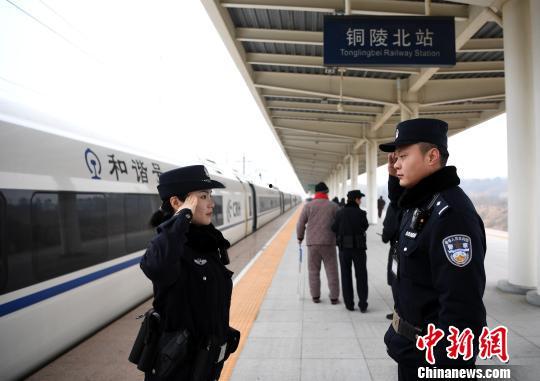 安徽合肥女警吃瓜,警花化身吃瓜群众，网络热议引关注