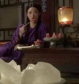 一名男子吃瓜,男子意外吃下神秘瓜果，揭秘背后惊人真相